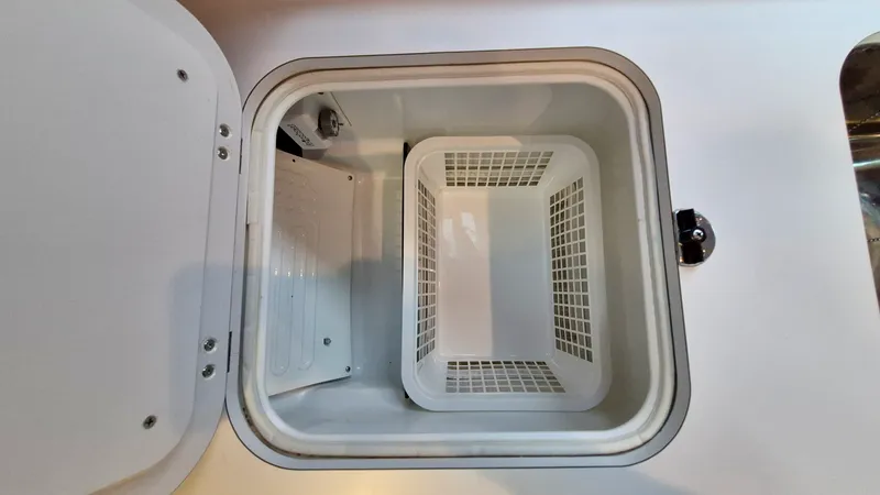 Slide: The Image of 2005 Beneteau 323 - 7842623