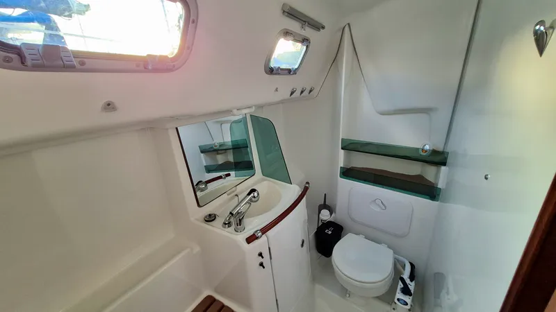 Slide: The Image of 2005 Beneteau 323 - 7842628