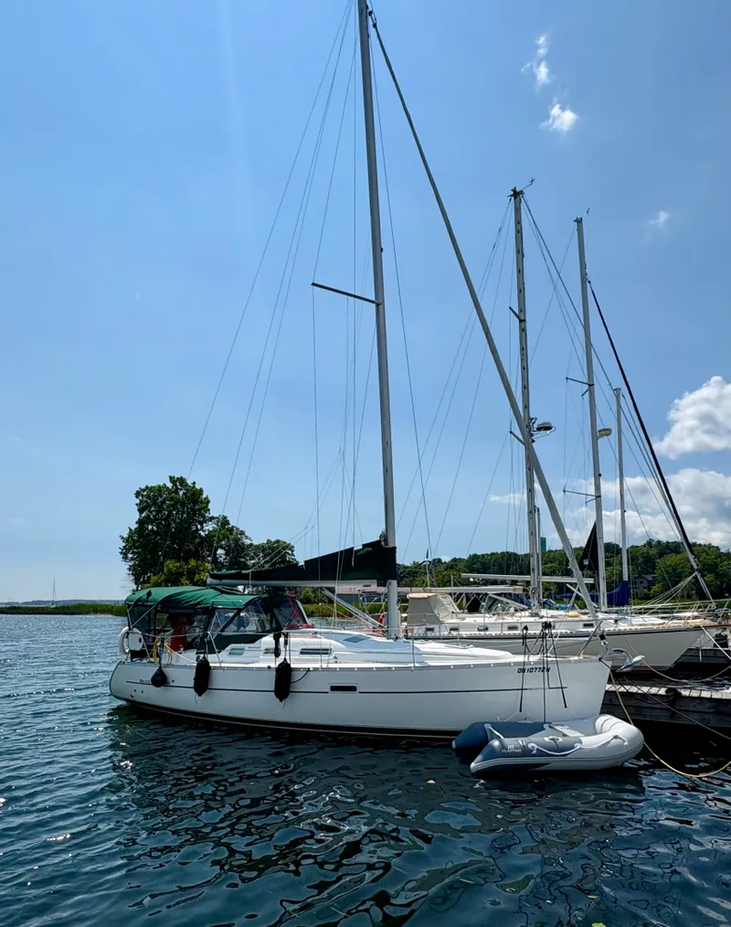 Slide: The Image of 2005 Beneteau 323 - 7842576