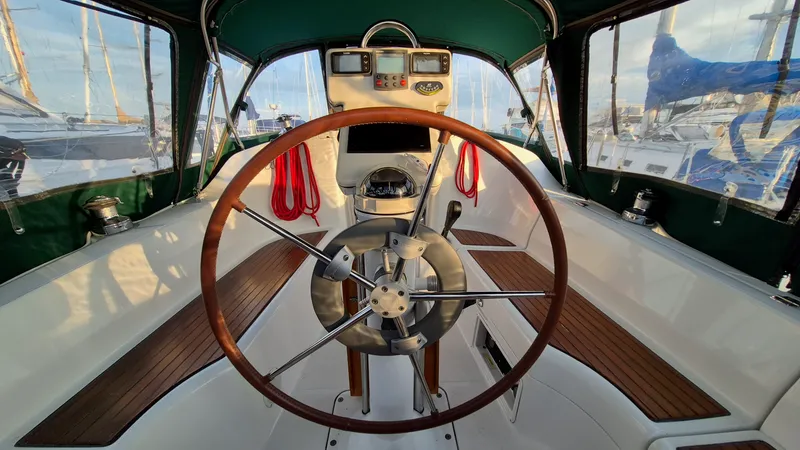 Slide: The Image of 2005 Beneteau 323 - 7842605