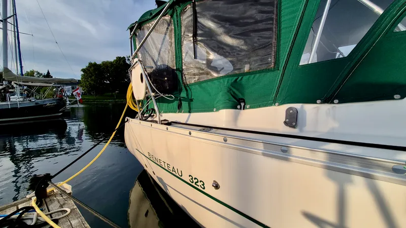 Slide: The Image of 2005 Beneteau 323 - 7842593