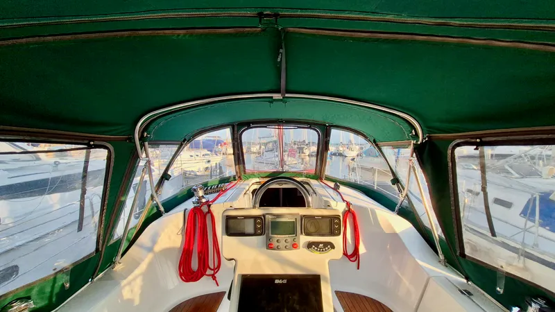 Slide: The Image of 2005 Beneteau 323 - 7842606