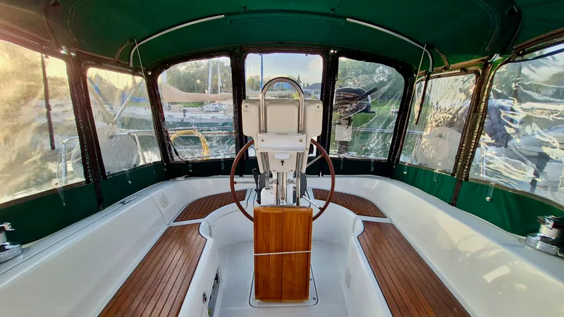 Slide: The Image of 2005 Beneteau 323 - 7842617