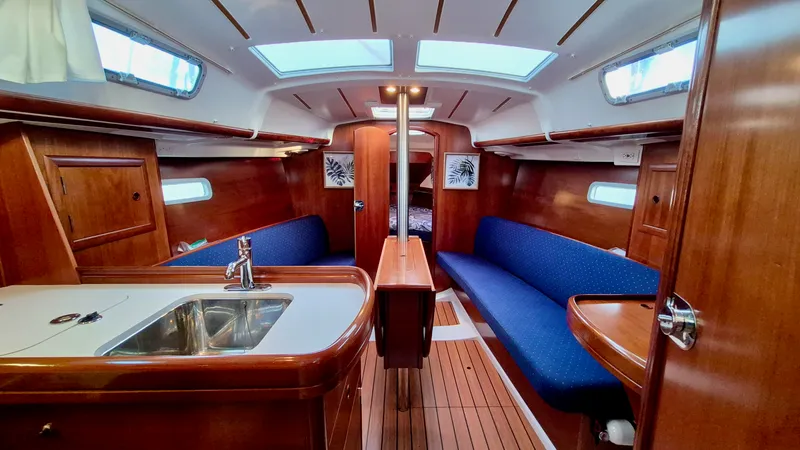 Slide: The Image of 2005 Beneteau 323 - 7842620