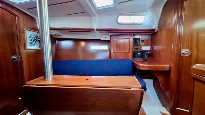 Slide: The Image of 2005 Beneteau 323 - 7842626