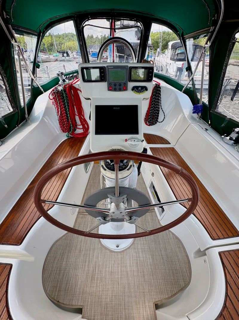Slide: The Image of 2005 Beneteau 323 - 7842595