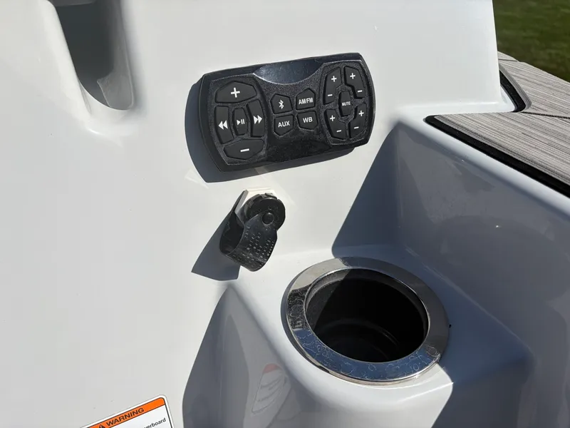 Slide: The Image of 2023 Yamaha Boats 222xe - 7842767