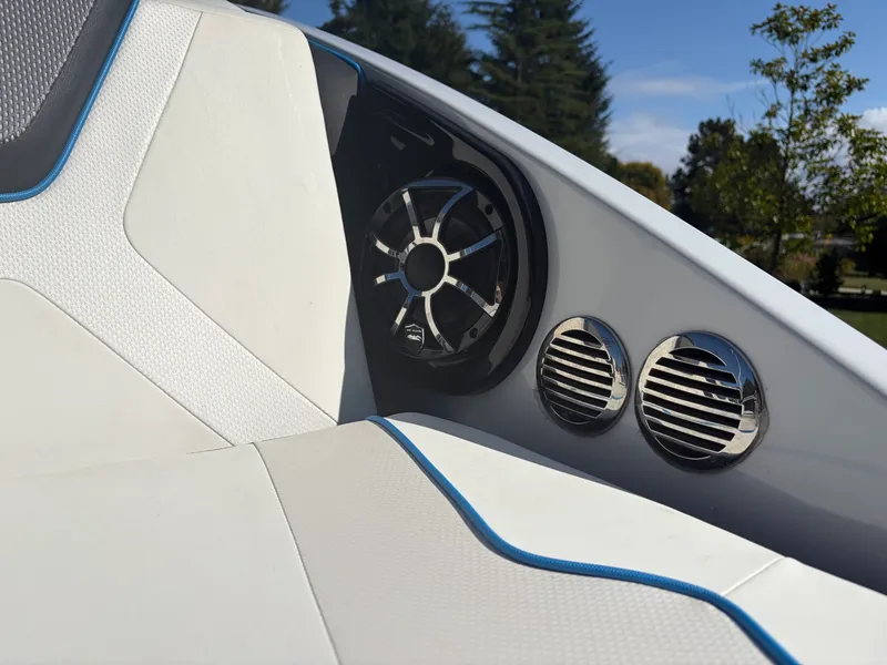 Slide: The Image of 2023 Yamaha Boats 222xe - 7842768
