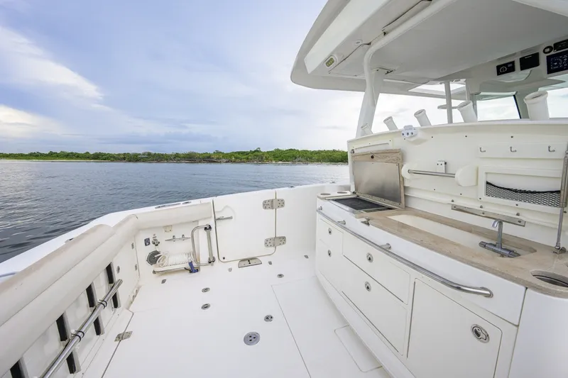 Slide: The Image of Boston Whaler 380 Outrage 2018 - 7843309