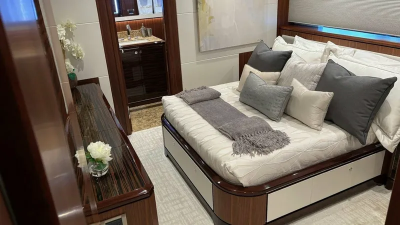Slide: The Image of Queen Guest Stateroom - 7848917