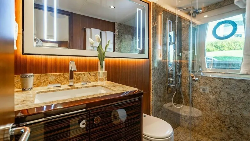 Slide: The Image of Queen Guest En-Suite Head - 7848918