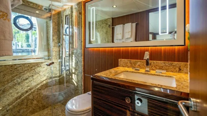 Slide: The Image of Queen Guest En-Suite Head - 7848921