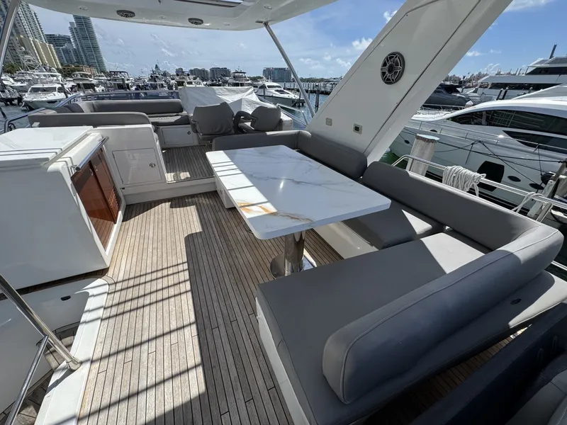 Slide: The Image of Azimut Fly 2018 - 8144778