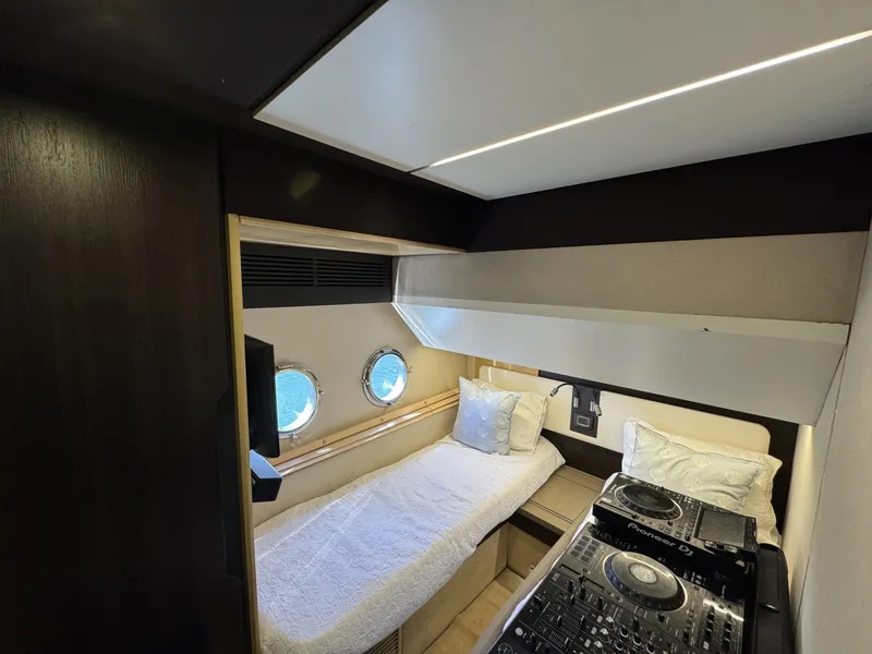 Slide: The Image of Azimut Fly 2018 - 8144792