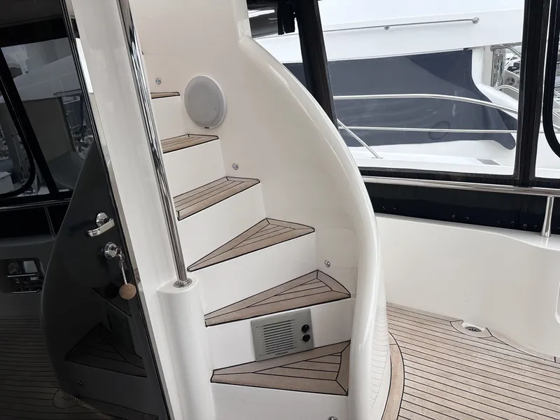 Slide: The Image of Horizon E62 Motor Yacht 2003 - 8124200