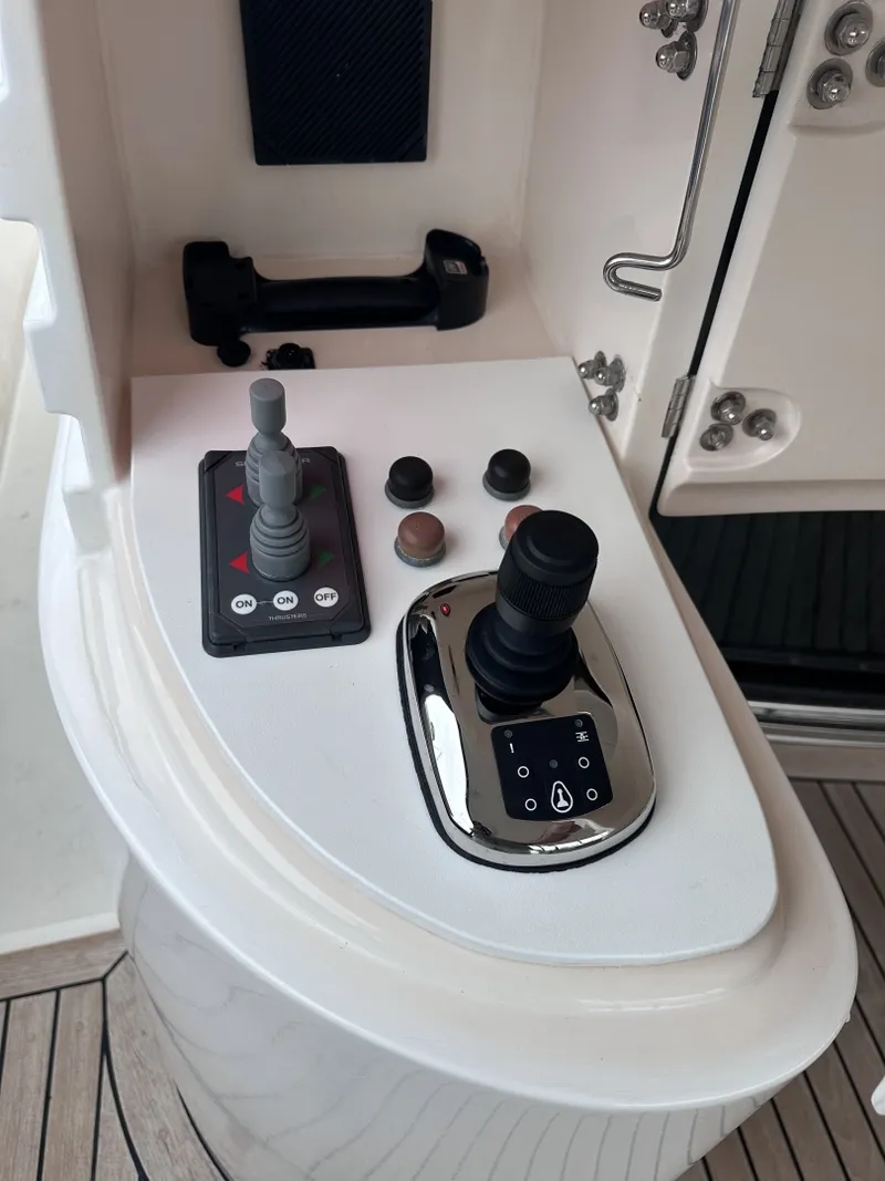 Slide: The Image of Horizon E62 Motor Yacht 2003 - 8124197