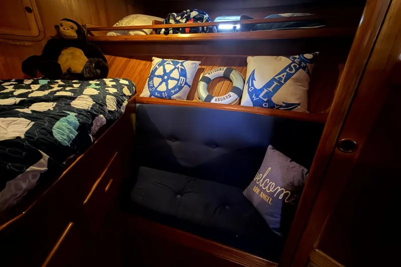 Slide: The Image of Heritage East 36 Sundeck Trawler 1998 - 7854558