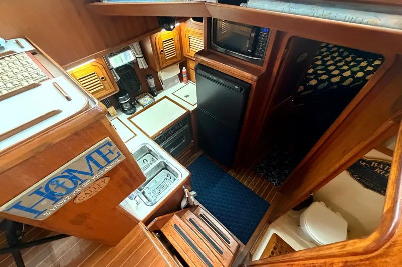 Slide: The Image of Heritage East 36 Sundeck Trawler 1998 - 7854550