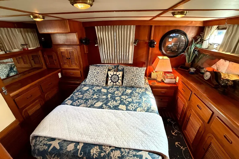 Slide: The Image of Heritage East 36 Sundeck Trawler 1998 - 7854626