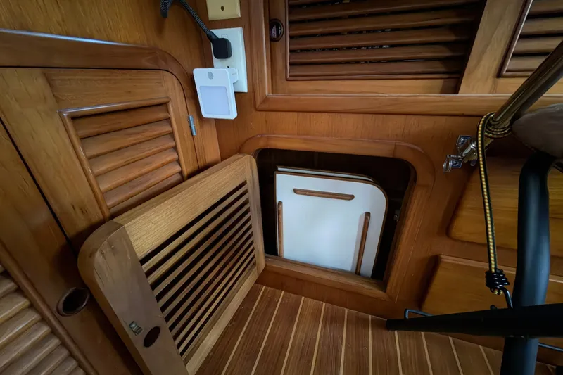 Slide: The Image of Heritage East 36 Sundeck Trawler 1998 - 8316250