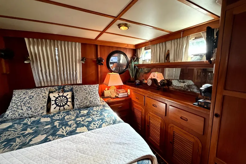 Slide: The Image of Heritage East 36 Sundeck Trawler 1998 - 7854621