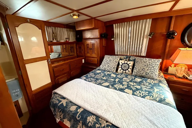 Slide: The Image of Heritage East 36 Sundeck Trawler 1998 - 7854624
