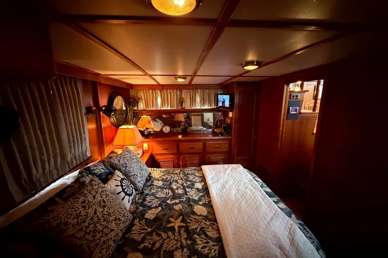 Slide: The Image of Heritage East 36 Sundeck Trawler 1998 - 7854628
