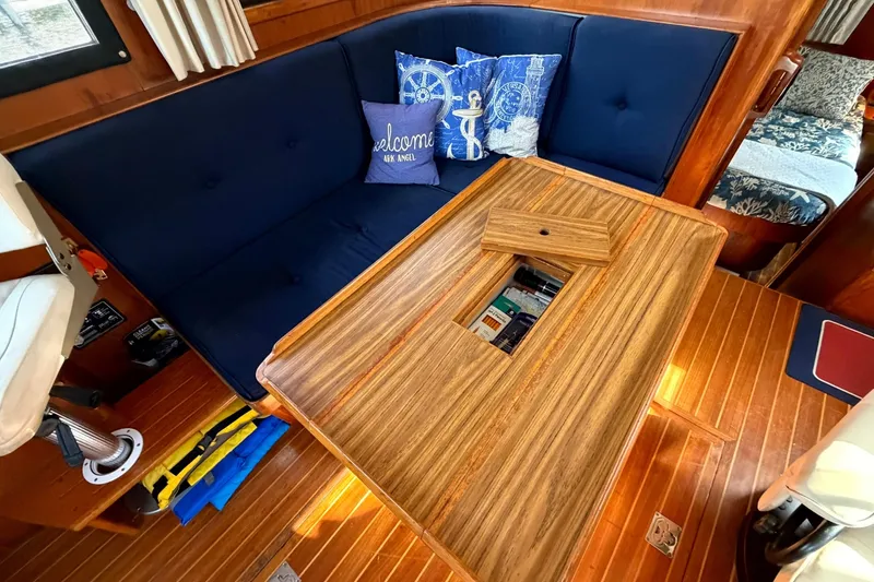 Slide: The Image of Heritage East 36 Sundeck Trawler 1998 - 7854603