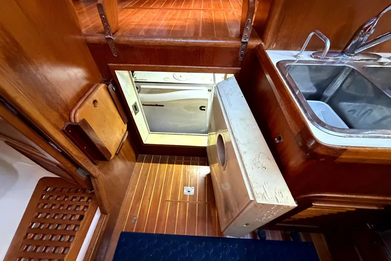 Slide: The Image of Heritage East 36 Sundeck Trawler 1998 - 7854581