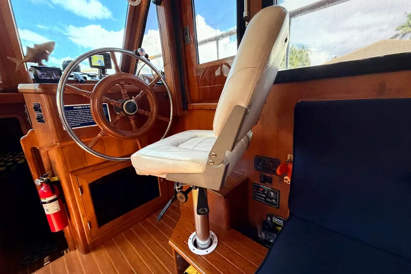 Slide: The Image of Heritage East 36 Sundeck Trawler 1998 - 7854596