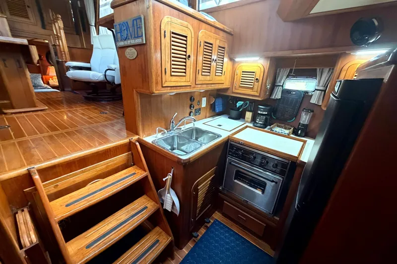 Slide: The Image of Heritage East 36 Sundeck Trawler 1998 - 7854564