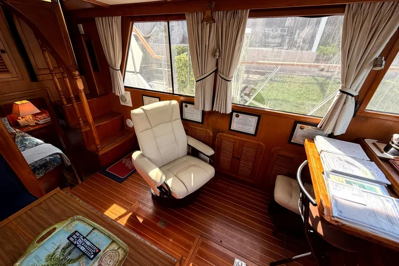 Slide: The Image of Heritage East 36 Sundeck Trawler 1998 - 7854598