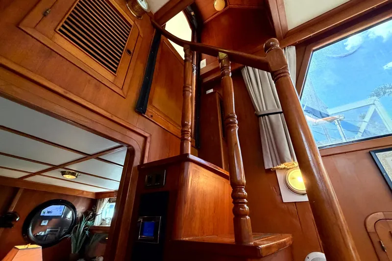 Slide: The Image of Heritage East 36 Sundeck Trawler 1998 - 7854614