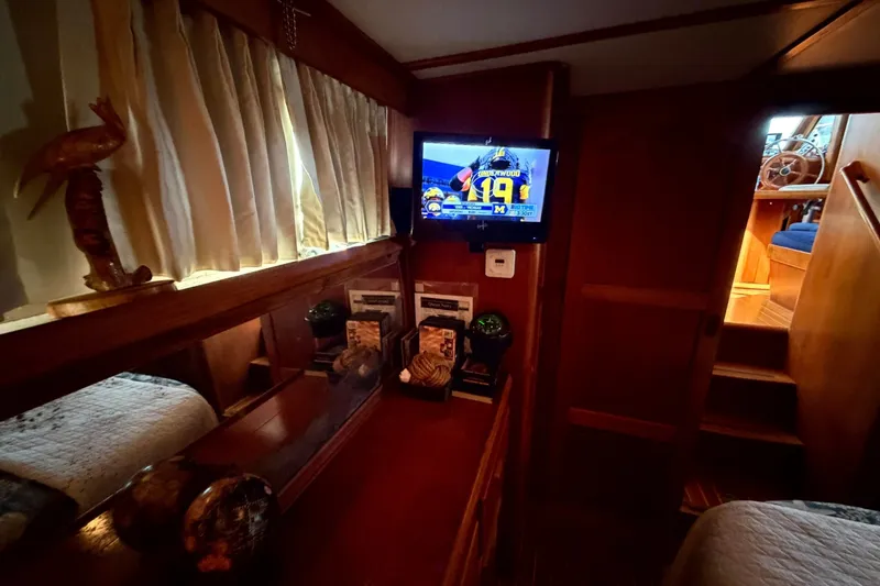 Slide: The Image of Heritage East 36 Sundeck Trawler 1998 - 7854634
