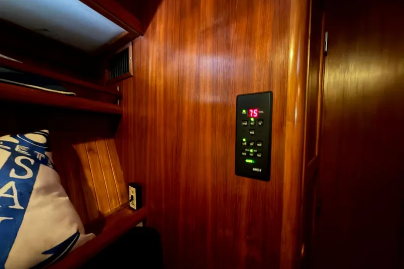 Slide: The Image of Heritage East 36 Sundeck Trawler 1998 - 7854548