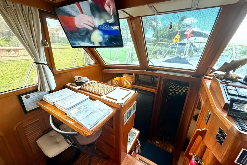 Slide: The Image of Heritage East 36 Sundeck Trawler 1998 - 7854552