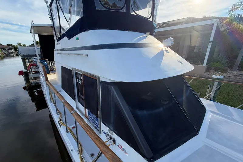 Slide: The Image of Heritage East 36 Sundeck Trawler 1998 - 8043937