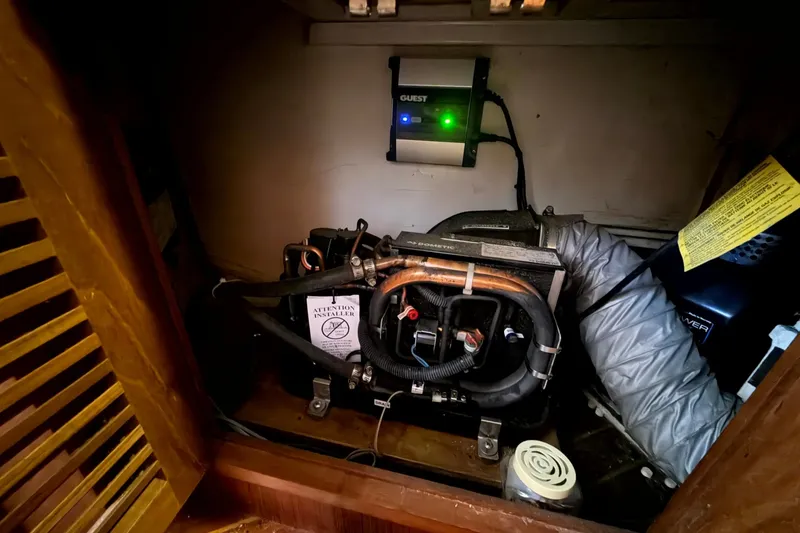 Slide: The Image of Heritage East 36 Sundeck Trawler 1998 - 7854559