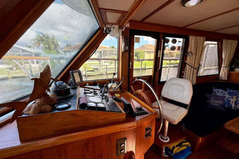 Slide: The Image of Heritage East 36 Sundeck Trawler 1998 - 7854590