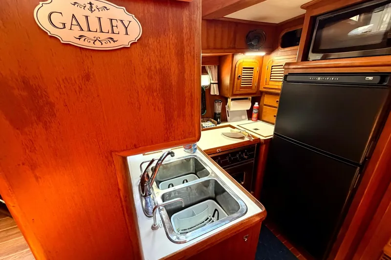 Slide: The Image of Heritage East 36 Sundeck Trawler 1998 - 7854562