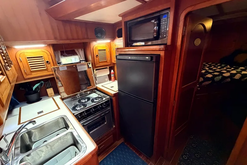 Slide: The Image of Heritage East 36 Sundeck Trawler 1998 - 7854568
