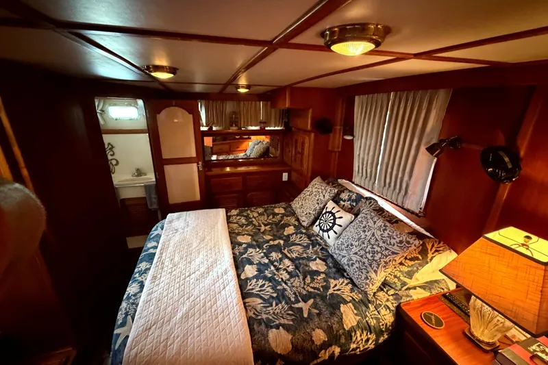 Slide: The Image of Heritage East 36 Sundeck Trawler 1998 - 7854629