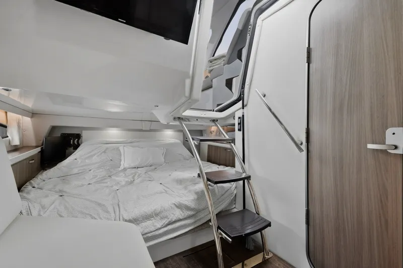 Slide: The Image of Regal 33 Express 2021 - 7919190