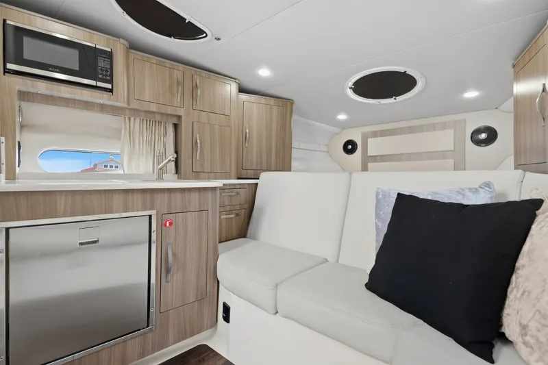 Slide: The Image of Regal 33 Express 2021 - 7919183