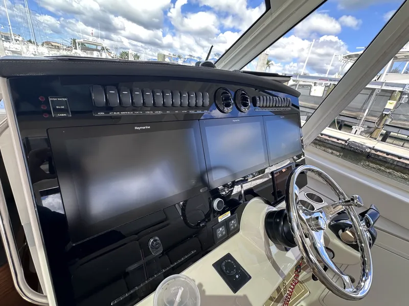 Slide: The Image of Boston Whaler 38 2019 - 7923848
