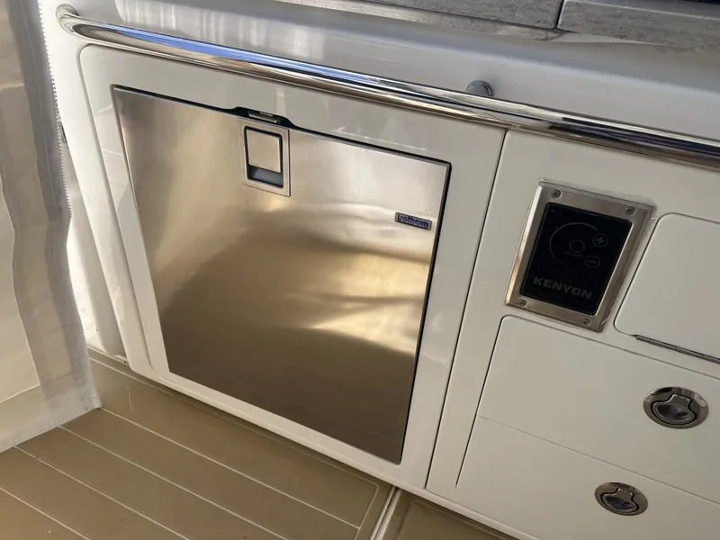 Slide: The Image of Boston Whaler 38 2019 - 7923855
