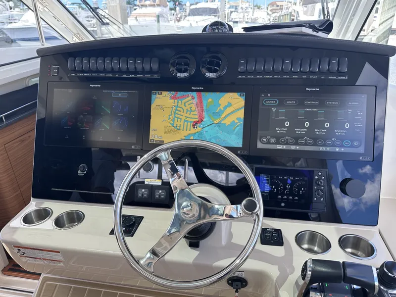 Slide: The Image of Boston Whaler 38 2019 - 7923868