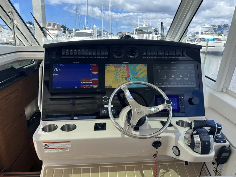 Slide: The Image of Boston Whaler 38 2019 - 7923870