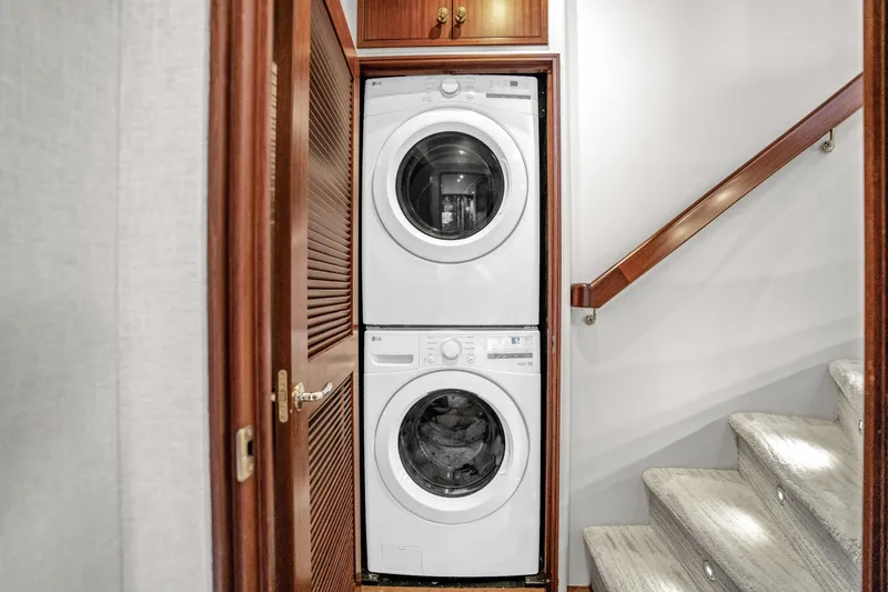 Slide: The Image of 85 Pacific Mariner CABANA Laundry - 8140091