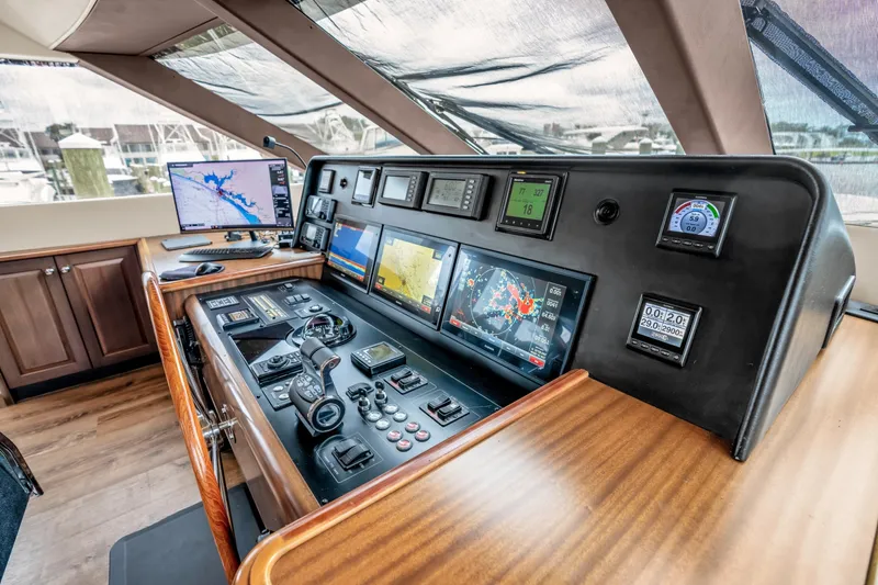 Slide: The Image of 85 Pacific Mariner CABANA Helm - 8140118